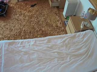 voyeurcam-julmodels-whitebed-5 webcam