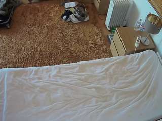 voyeurcam-julmodels-whitebed-5