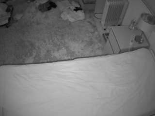 voyeurcam-julmodels-whitebed-5
