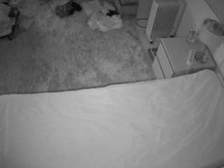 voyeurcam-julmodels-whitebed-5