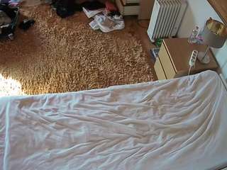 voyeurcam-julmodels-whitebed-5