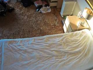 voyeurcam-julmodels-whitebed-5