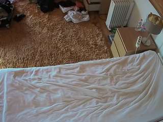 voyeurcam-julmodels-whitebed-5