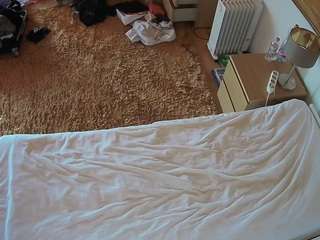 voyeurcam-julmodels-whitebed-5 webcam