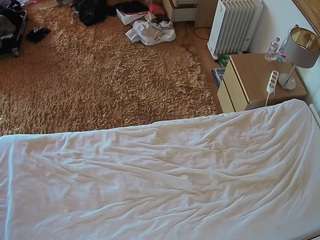 voyeurcam-julmodels-whitebed-5 webcam