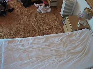 voyeurcam-julmodels-whitebed-5 webcam