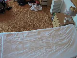 voyeurcam-julmodels-whitebed-5 webcam