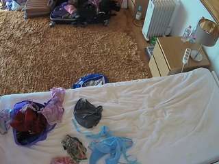 voyeurcam-julmodels-whitebed-5 webcam