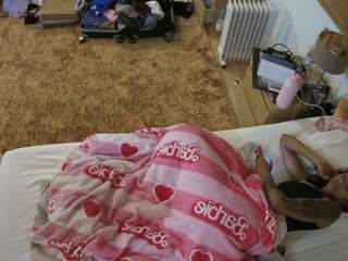voyeurcam-julmodels-whitebed-5 webcam