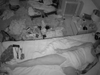 voyeurcam-julmodels-whitebed-5 webcam