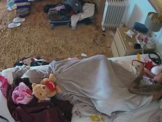 voyeurcam-julmodels-whitebed-5