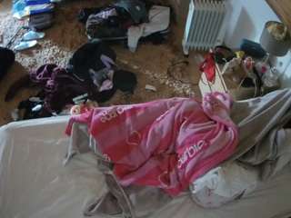 voyeurcam-julmodels-whitebed-5 webcam