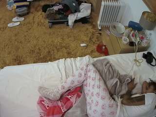voyeurcam-julmodels-whitebed-5 webcam