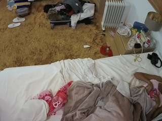 voyeurcam-julmodels-whitebed-5 webcam