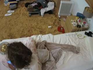 voyeurcam-julmodels-whitebed-5 webcam