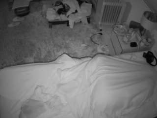 voyeurcam-julmodels-whitebed-5 webcam