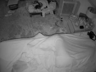 voyeurcam-julmodels-whitebed-5 webcam
