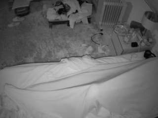 voyeurcam-julmodels-whitebed-5 webcam