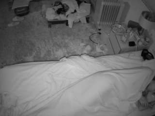 voyeurcam-julmodels-whitebed-5 webcam