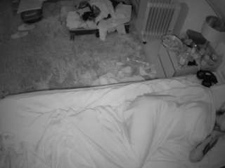 voyeurcam-julmodels-whitebed-5 webcam