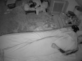 voyeurcam-julmodels-whitebed-5 webcam
