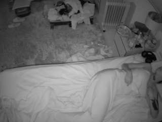 voyeurcam-julmodels-whitebed-5 webcam