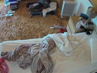 voyeurcam-julmodels-whitebed-5 webcam