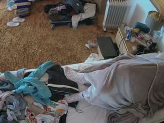 voyeurcam-julmodels-whitebed-5 webcam