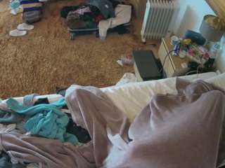 voyeurcam-julmodels-whitebed-5 webcam