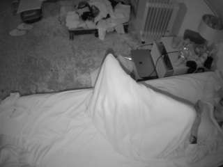 voyeurcam-julmodels-whitebed-5 webcam