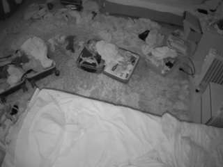 voyeurcam-julmodels-whitebed-5