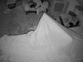 voyeurcam-julmodels-whitebed-5 webcam