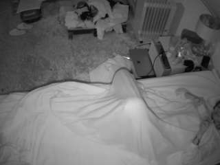 voyeurcam-julmodels-whitebed-5 webcam