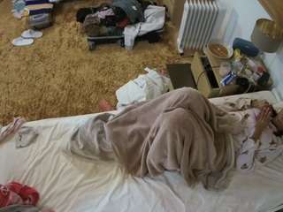 voyeurcam-julmodels-whitebed-5 webcam