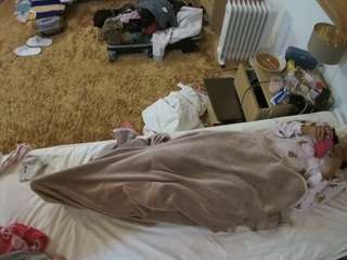 voyeurcam-julmodels-whitebed-5 webcam