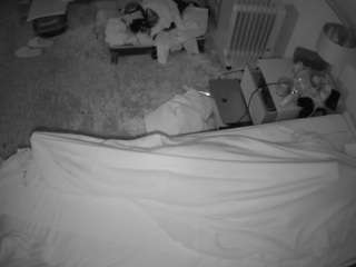 voyeurcam-julmodels-whitebed-5 webcam