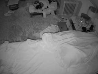 voyeurcam-julmodels-whitebed-5 webcam