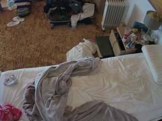 voyeurcam-julmodels-whitebed-5 webcam