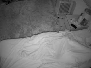 voyeurcam-julmodels-whitebed-5 camsoda