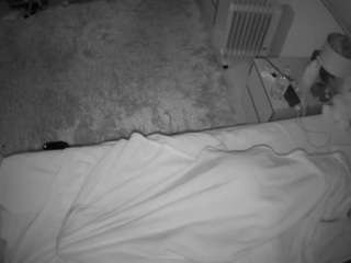 voyeurcam-julmodels-whitebed-5 webcam