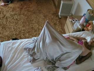 voyeurcam-julmodels-whitebed-5 webcam