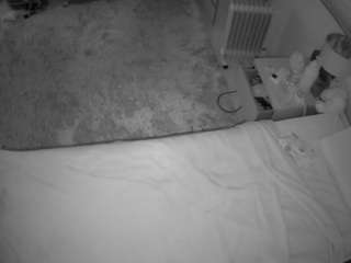 voyeurcam-julmodels-whitebed-5