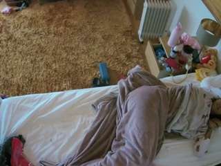voyeurcam-julmodels-whitebed-5 webcam