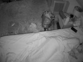 voyeurcam-julmodels-whitebed-5 camsoda