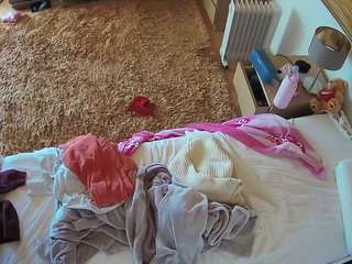 voyeurcam-julmodels-whitebed-5