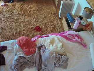 voyeurcam-julmodels-whitebed-5