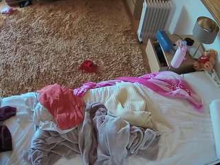 voyeurcam-julmodels-whitebed-5 camsoda