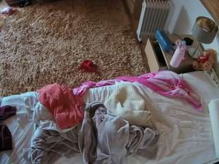 voyeurcam-julmodels-whitebed-5 webcam