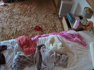 voyeurcam-julmodels-whitebed-5 webcam