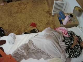 voyeurcam-julmodels-whitebed-5